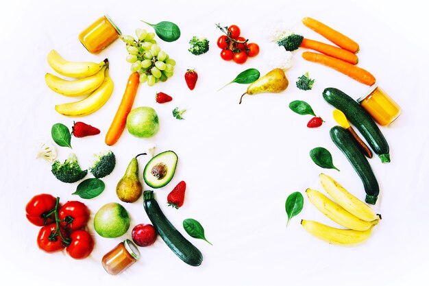 Foto fundo alimentar de nutrição infantil saudável diferentes frutas e vegetais frescos em fundo branco