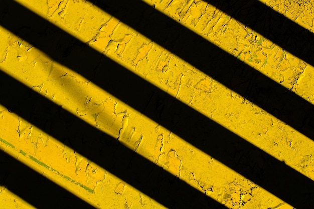 Foto fundo amarelo com listras diagonais pretas