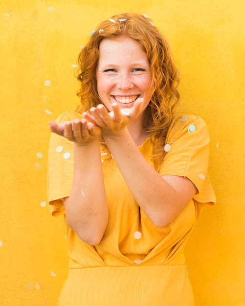 Foto fundo amarelo mulher feliz