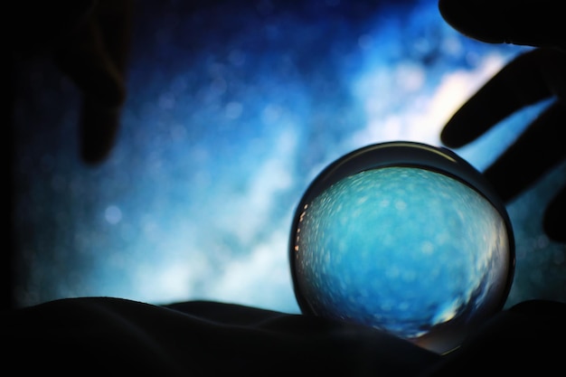 Foto fundo astrológico bola de cristal com previsões horóscopo das estrelas adivinhação e determinação do destino adivinho com uma bola de cristal