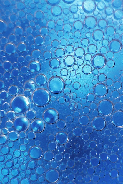 Fundo azul claro abstrato com círculos de óleo bolhas de água fecham