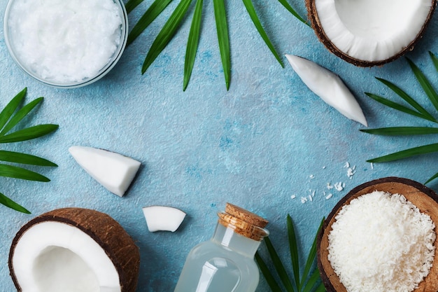 Fundo azul com conjunto de produtos de coco orgânico para ingredientes cosméticos ou alimentares de tratamento de spa