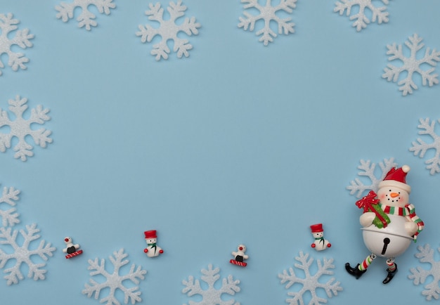 Fundo azul de Natal com decorações de Natal e flocos de neve brancos