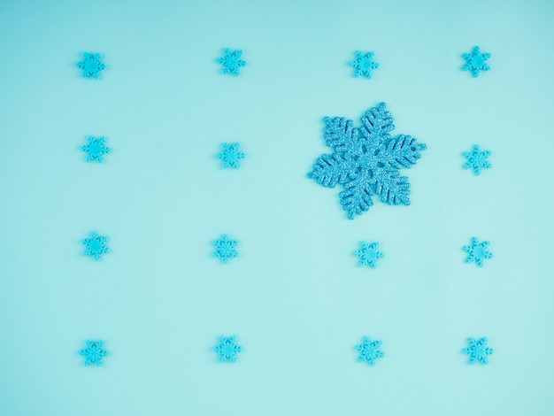 Foto fundo azul de natal com flocos de neve.