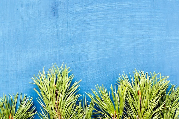 Fundo azul de Natal da caixa de presentes e decorações O conceito das férias de inverno Espaço plano para cópia