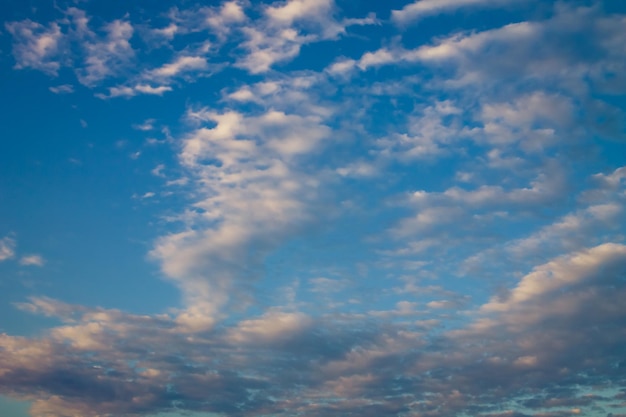 Fundo azul do céu nublado ao pôr do sol Textura natural