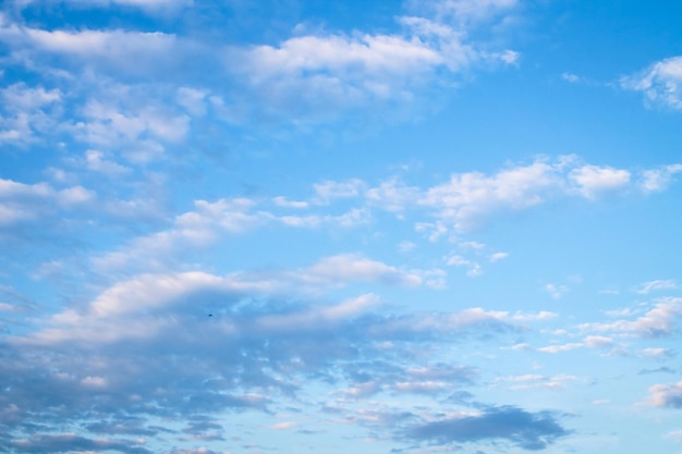 Fundo azul do céu nublado ao pôr do sol Textura natural