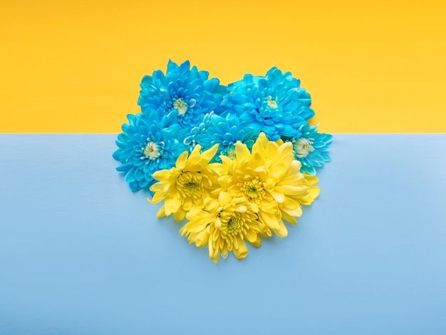 Fundo azul e amarelo com coração floral azul e amarelo nele. Apoie a Ucrânia