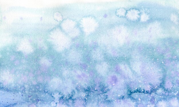 Fundo azul e roxo aquarela com salpicos de água para design e impressão. Ilustração desenhada à mão de céu ou neve.