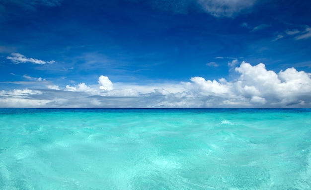 Fundo azul ensolarado da água do mar,