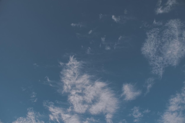 Foto fundo azul natural do céu em um dia ensolarado com nuvens