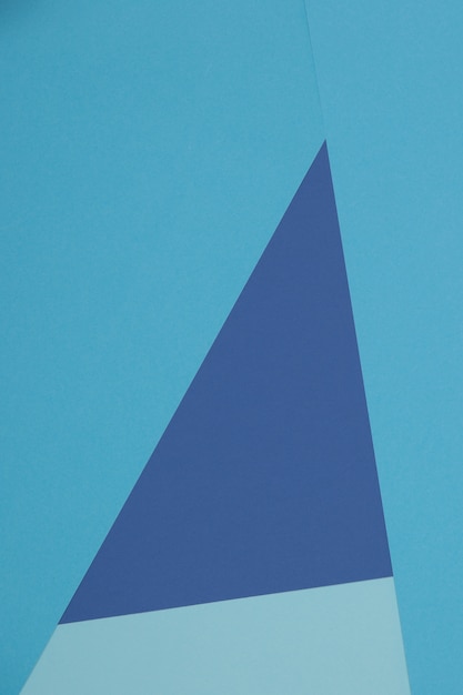 Fundo azul, papel colorido divide-se geometricamente em zonas
