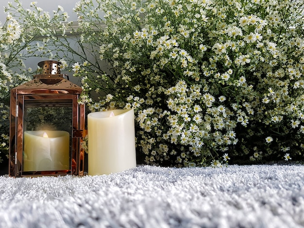 Foto fundo bonito da decoração do casamento com tapete, vela e muitas flores brancas.