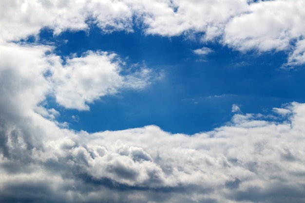 Fundo bonito de céu azul com nuvens brancas