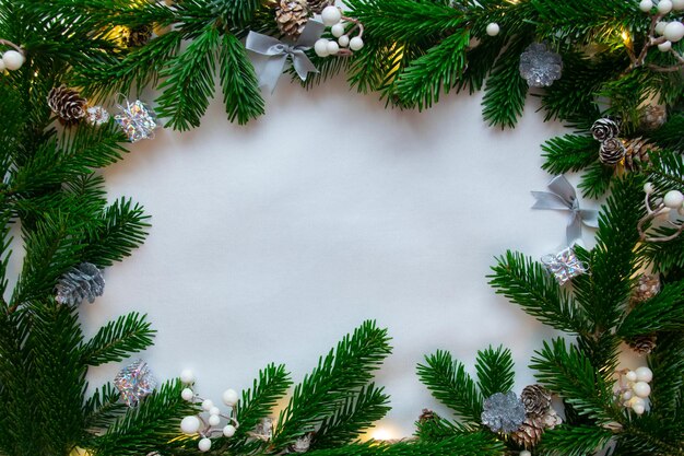 Fundo branco com bagas de presente leve fita de abeto árvore de Natal