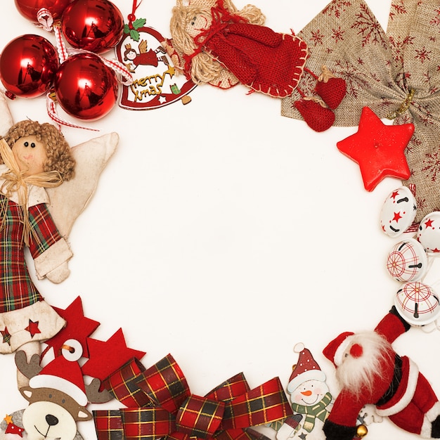 Foto fundo branco com decorações de natal vermelhas. quadro, armação. copie o espaço, saudações de feliz ano novo, feliz natal. postura plana
