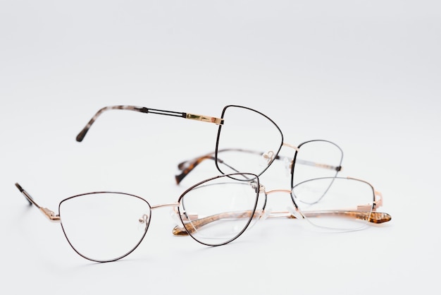 Fundo branco de óculos com uma lente macro.