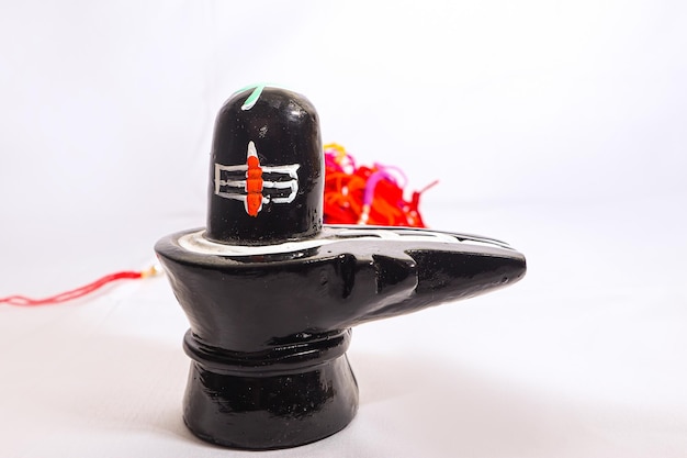 Fundo branco isolado de shiva linga