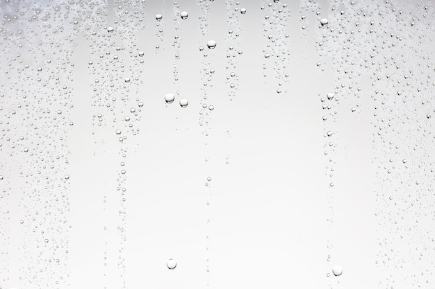 Foto fundo branco isolado gotas de água no vidro / janela molhada com respingos e gotas de água e limão, textura de fundo de outono