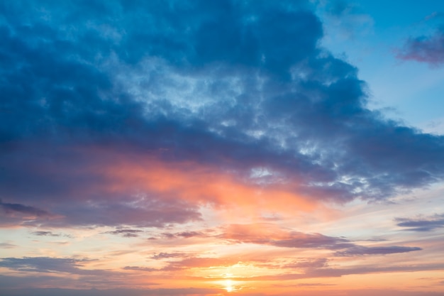 Fundo calmo do céu ao pôr do sol