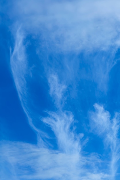 Fundo celestial - céu azul com nuvens cirros brancas