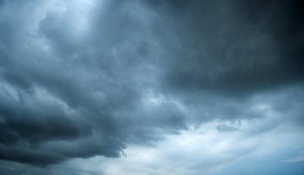 Fundo cênico do ambiente da natureza das nuvens brancas e cinzentas Nuvens de tempestade flutuando em um dia chuvoso com luz natural Cenário Cloudscape tempo nublado acima do céu azul