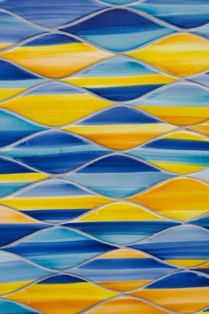 Fundo cerâmico abstrato Padrões tradicionais italianos em azulejos artesanais pintura artesanal losangos ovais mosaico azul e amarelo