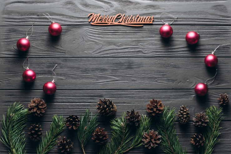 Fundo cinzento de madeira de Natal com abeto, cones de pinheiro e pequenas bolinhas cor-de-rosa