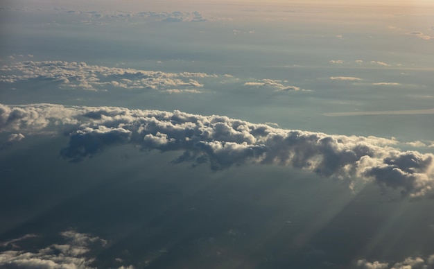 Fundo cloudscape ao nascer do sol vista de uma janela de avião