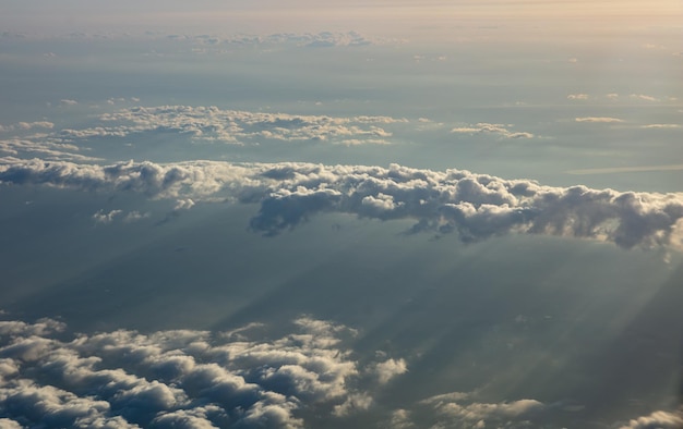 Fundo Cloudscape ao nascer do sol Vista de uma janela de avião