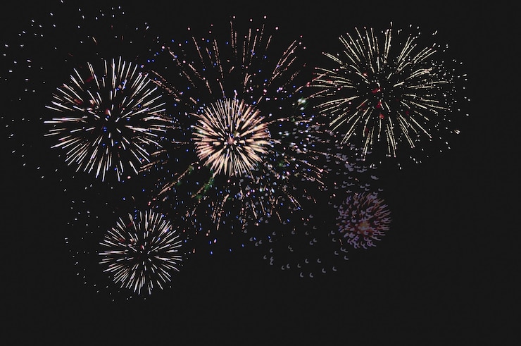 Foto fundo colorido abstrato com fogos de artifício e espaço livre para texto
