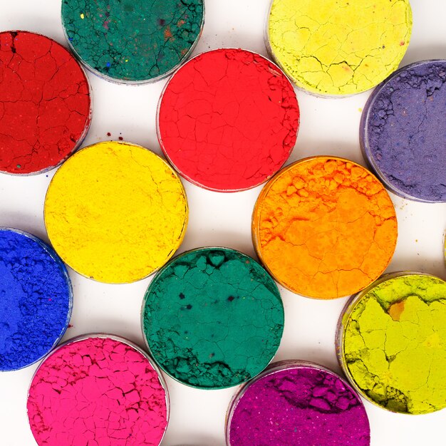 Fundo colorido. Cores do festival indiano Holi em branco