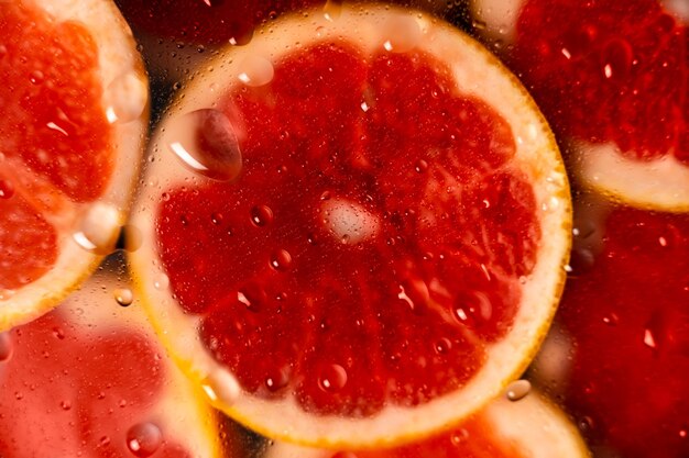 fundo colorido cortar toranja com gotas de água colocar plano