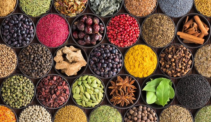 Foto fundo colorido da especiaria, vista superior. temperos e ervas para comida indiana