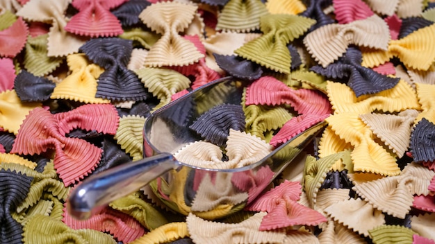 Fundo colorido da massa do laço do Farfalle Pasta.