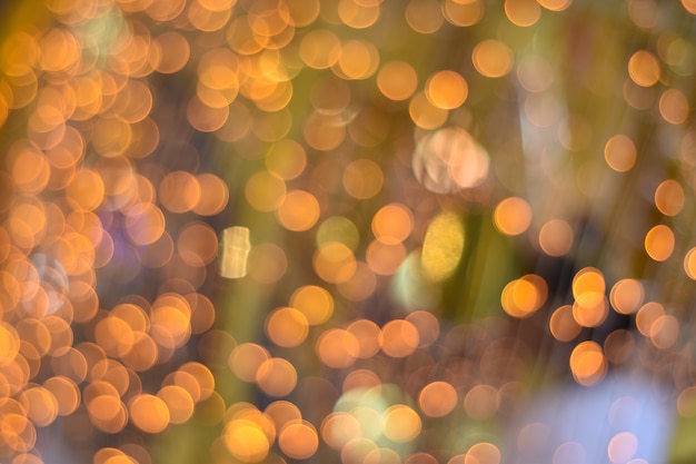 Foto fundo colorido de bokeh de natal de luzes brilhantes desfocados.