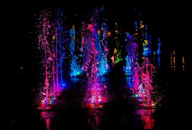 fundo colorido do waterwork com luz do diodo emissor de luz da cor no fundo da noite.