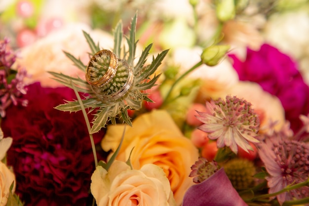 Fundo com alianças de casamento buquês de flores