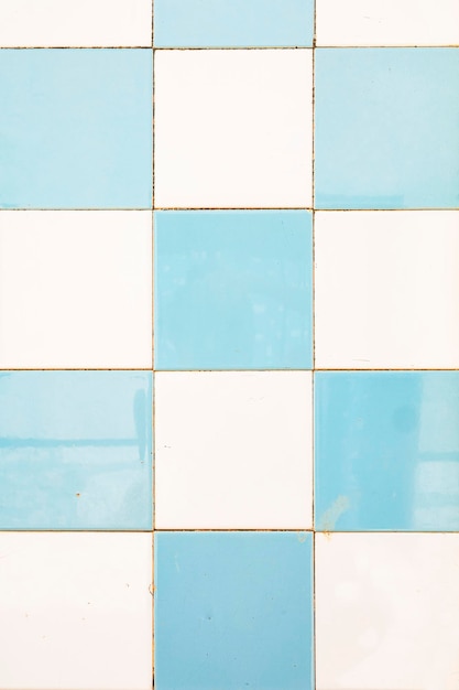 Fundo com azulejos brancos e azuis. Textura vintage de telha cerâmica
