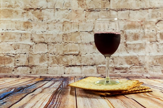 Fundo com copo de vinho e matzo para a celebração da páscoa