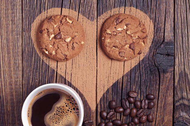 Fundo com coração, xícara de café e biscoitos de chocolate