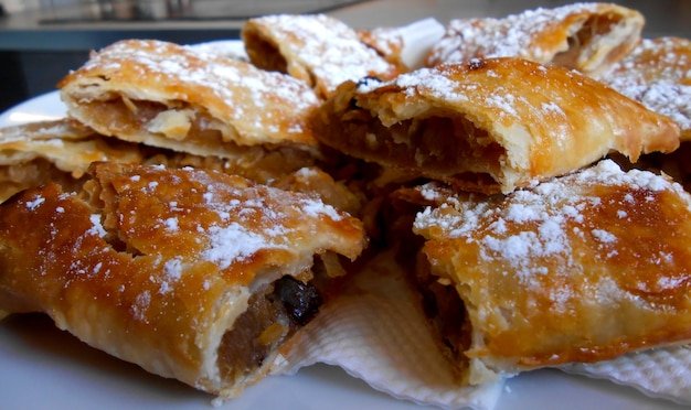 Fundo com deliciosas torta de maçã e nozes close-up