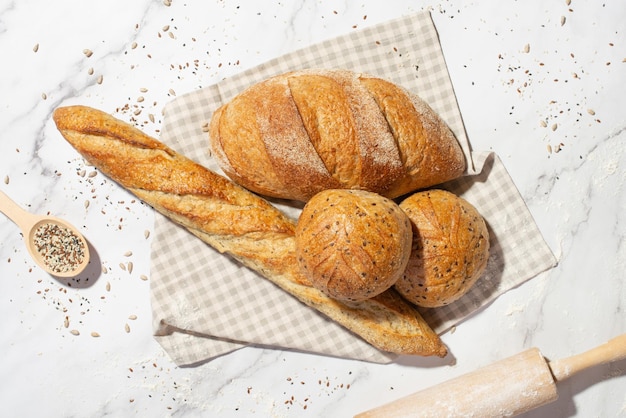 Fundo com diferentes tipos de pão fresco Produtos de padaria Cozinhar