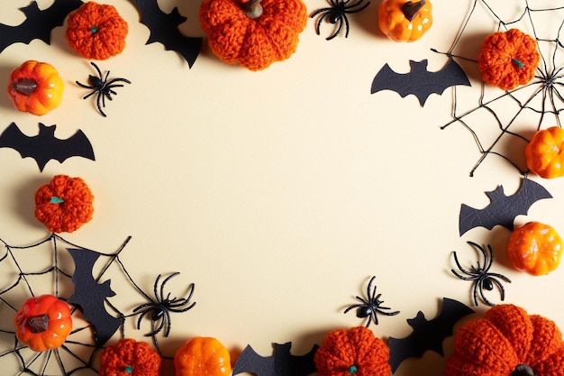 Fundo com espaço para texto feito de abóboras morcegos aranhas aranhas teias de aranha Halloween Holiday Concept