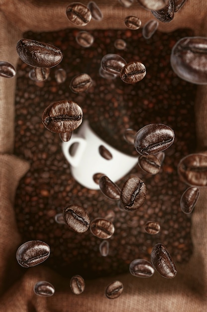 Fundo com grãos de café caindo em uma xícara de café