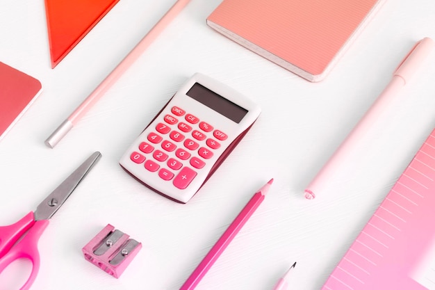 Fundo com material de escritório rosa Pasta notebook lápis em diferentes tons da mesma cor