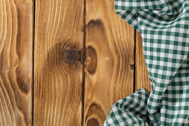 Fundo com mesa de madeira vazia com toalha de mesa