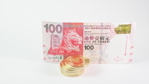 Fundo com moedas de criptomoeda Bitcoin e dólar de Hong Kong Conceito de criptomoeda Bitcoin Dinheiro virtual Bitcoin BTC e notas de dólar de Hong Kong