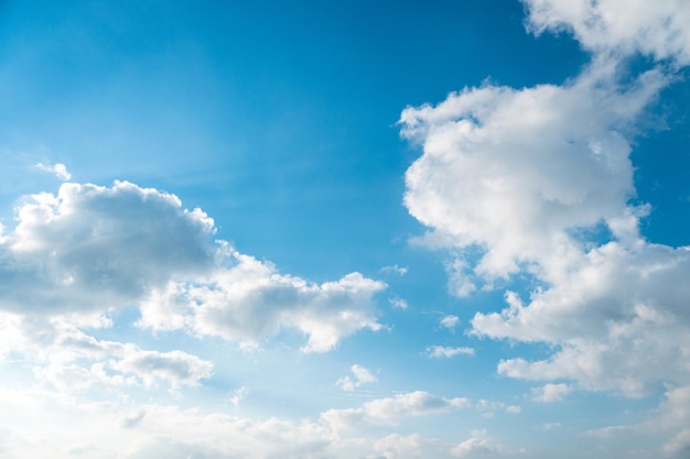 Fundo com nuvens e raios de sol