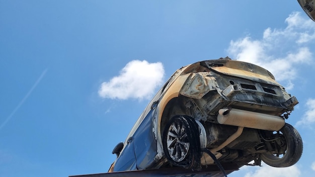Foto fundo com um carro após um acidente de trânsito